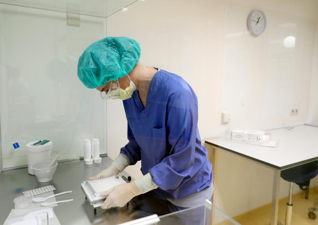 Los holandeses se unen contra el alto precio de los medicamentos fabricándolos ellos mismos