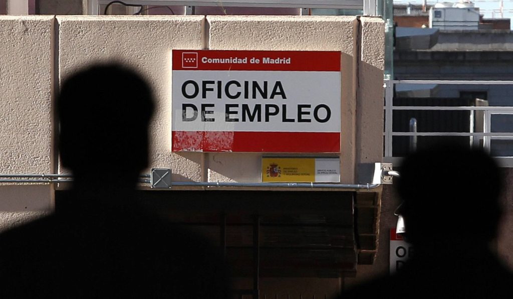 Jóvenes trabajadores en el precipicio de la economía española